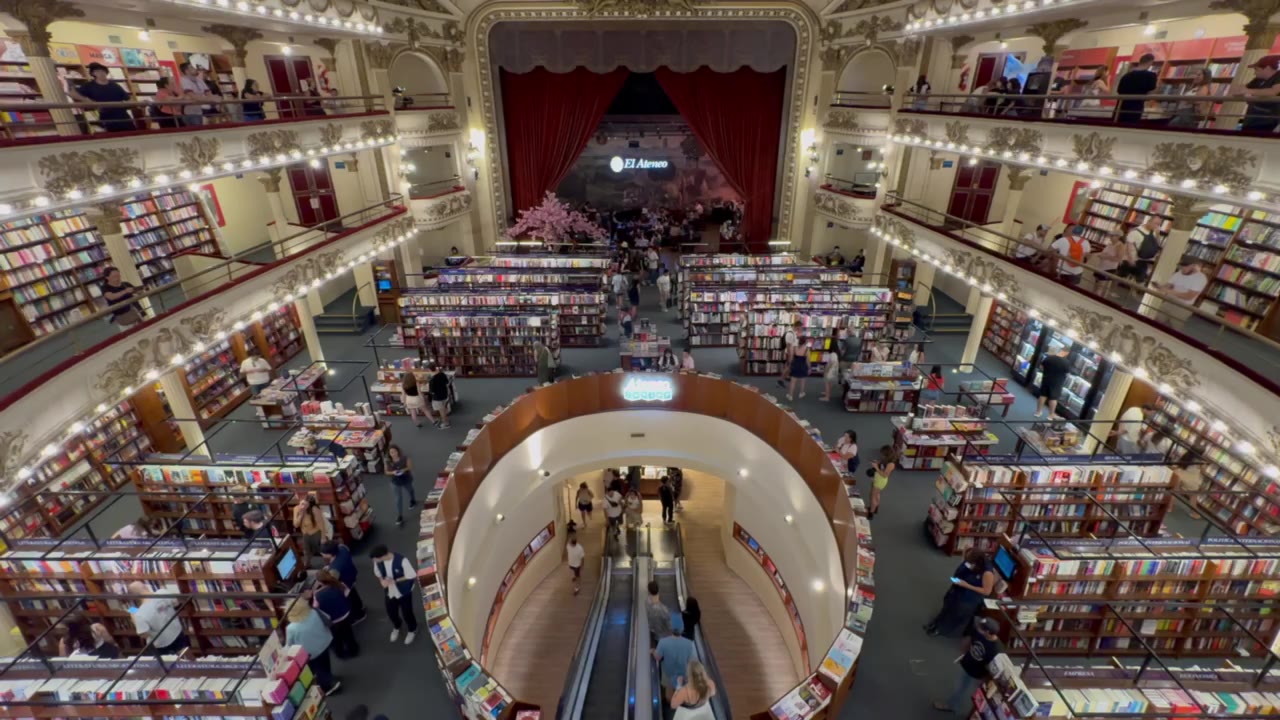 Внутри El Ateneo